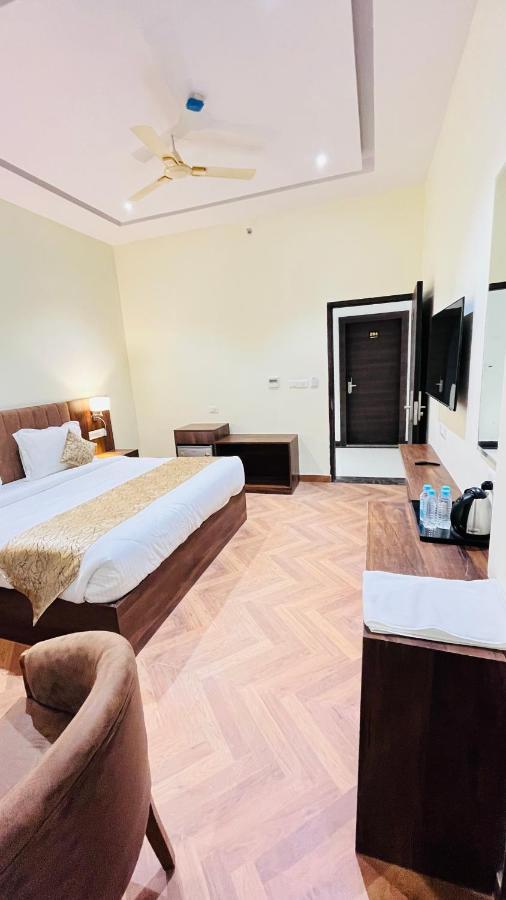 Hotel Ekas ลัคเนา ภายนอก รูปภาพ